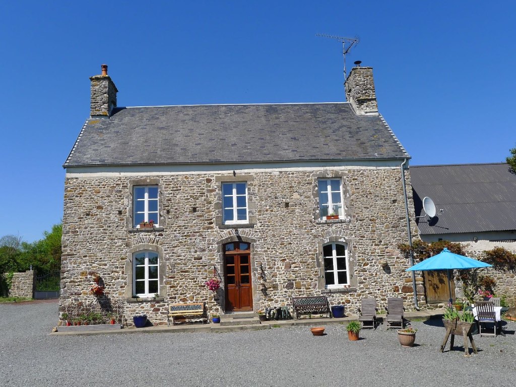 4 gemütliche Häuschen jedes mit seinem eigenen Außenfreiraum, liebevoll nach höchstem Standard renoviert.